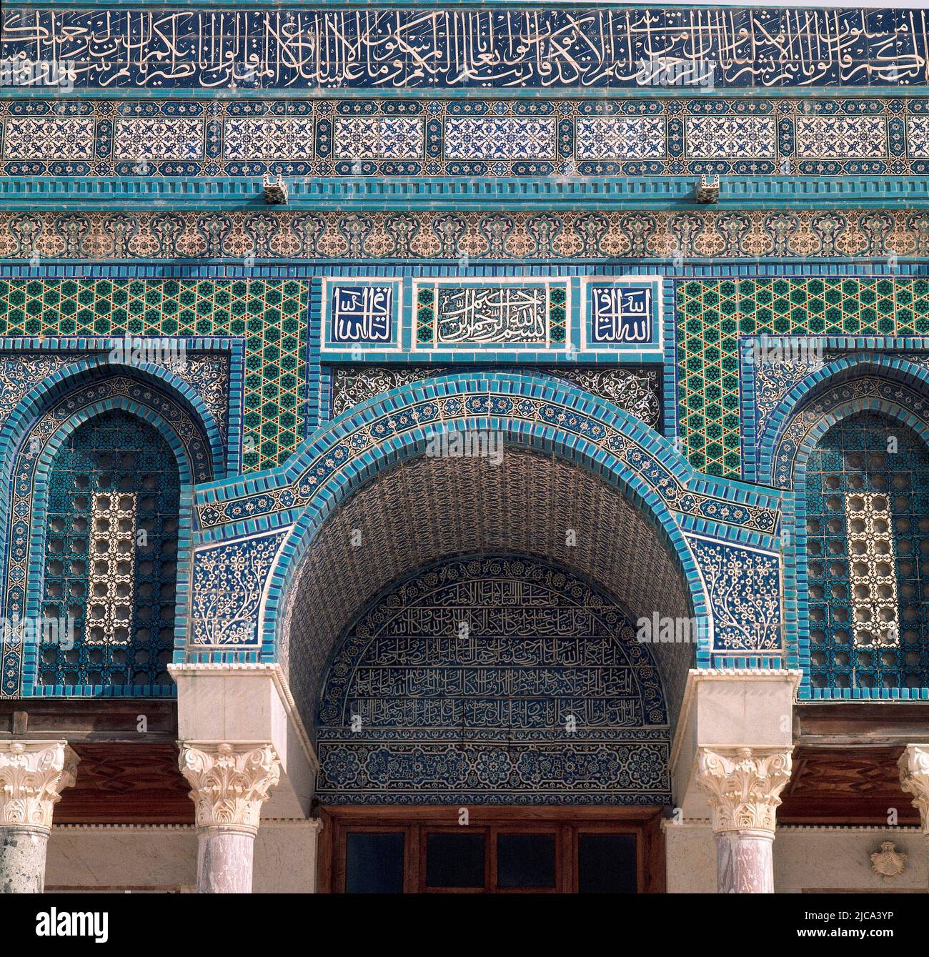 PANELES DE AZULEJOS EN LA PARED EXTERIOR DE LA CUPULA DE LA ROCA REALIZADOS EN EL S XVI - FOTO AÑOS 60. LAGE: MEZQUITA DE LA ROCA / OMAR. JERUSALEM. ISRAEL. Stockfoto