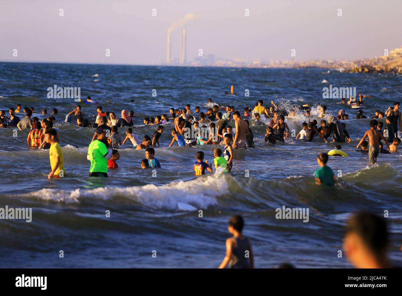 Gaza-Stadt. Palästina. 10.. Juni 2022. Hunderte von Palästinensern versammeln sich am Gaza Beach, um an einem heißen Tag zu schwimmen, zu spielen, Spaß zu haben und sich abzukühlen. Stockfoto