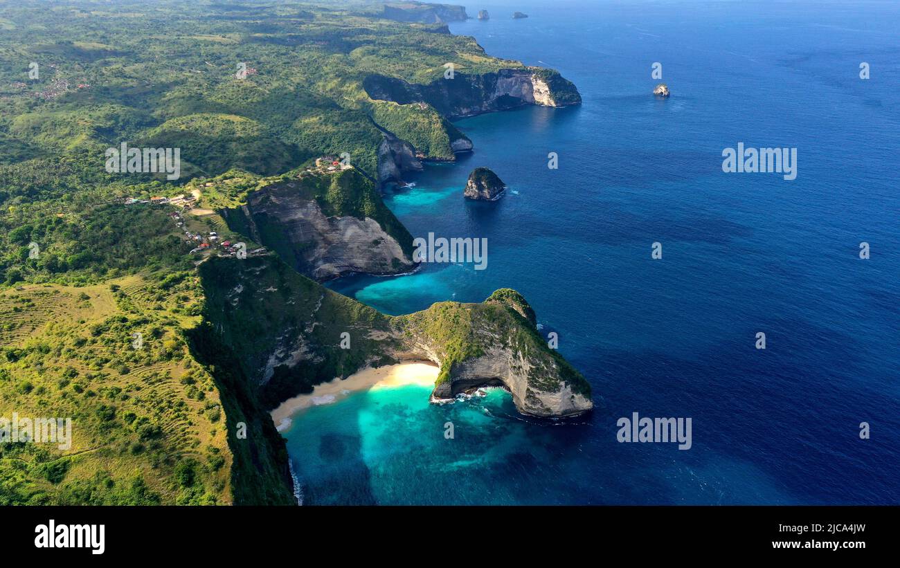 Luftaufnahme des Kelingking Beach, Nusa Penida in Bali, Indonesien. BILD VON SAM BAGNALL Stockfoto