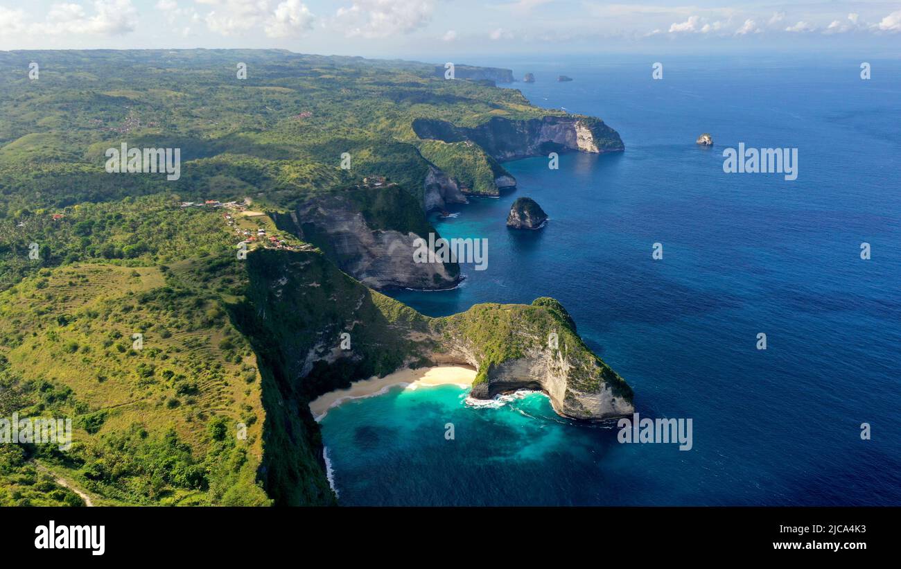 Luftaufnahme des Kelingking Beach, Nusa Penida in Bali, Indonesien. BILD VON SAM BAGNALL Stockfoto