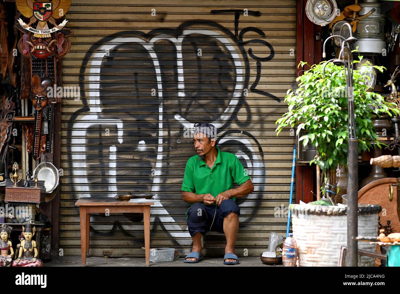 Jakarta, Indonesien. Mann, der Souvenirs im Straßenhandelsgeschäft in jakarta herstellt.BILD VON SAM BAGNALL Stockfoto