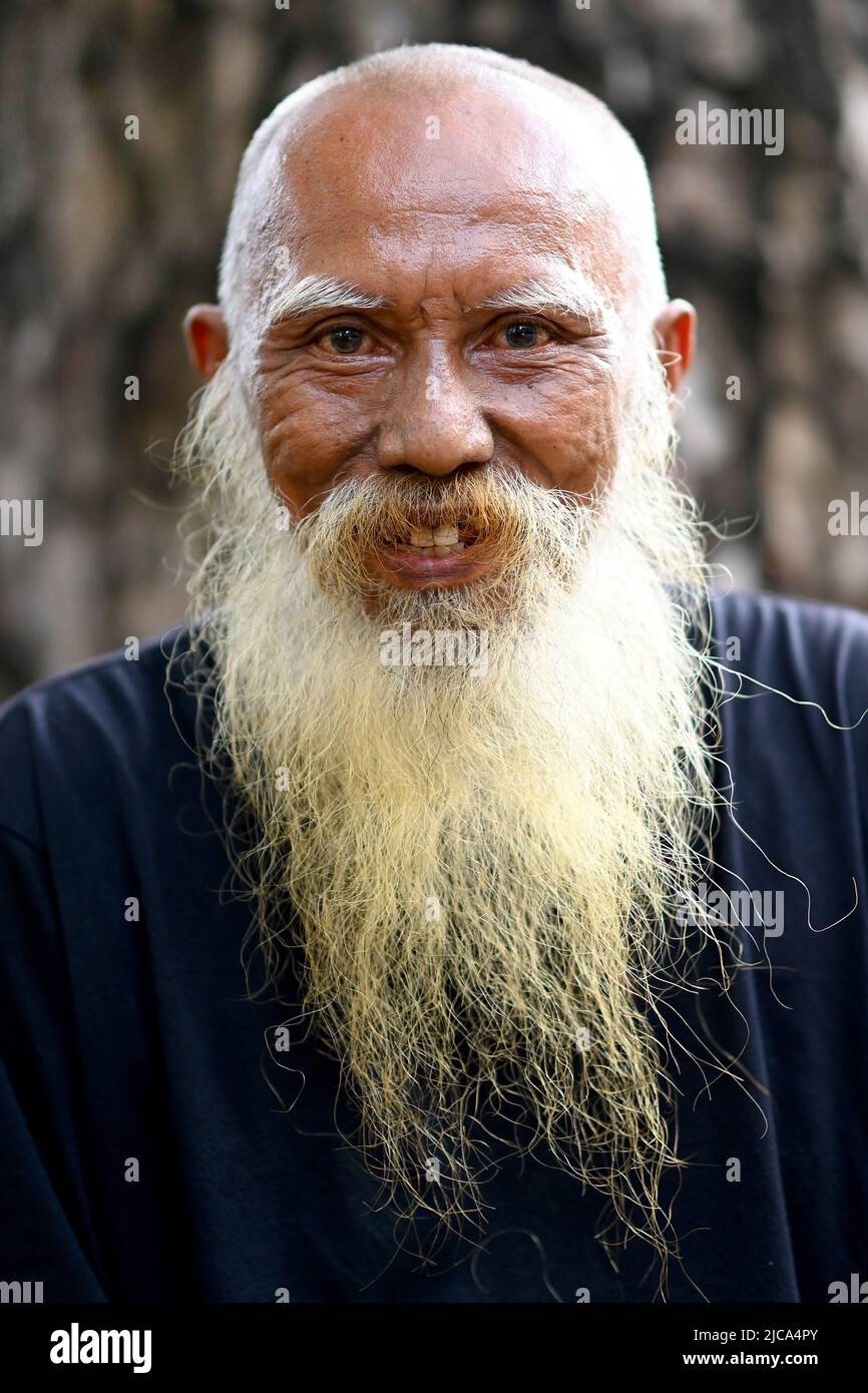 Jakarta, Indonesien. Glücklicher lächelnder Mann mit langem Bart. BILD VON SAM BAGNALL Stockfoto