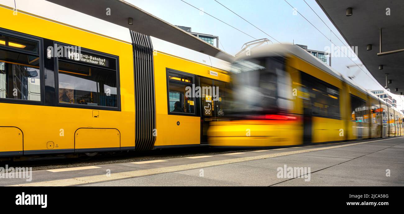gelbe Strassenbahn im Berliner Strassenverkehr Stockfoto