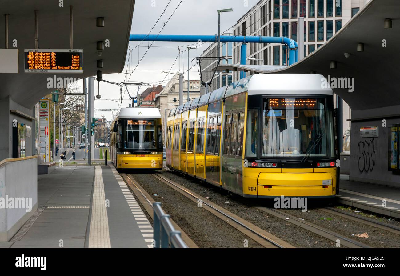 gelbe Strassenbahn im Berliner Strassenverkehr Stockfoto