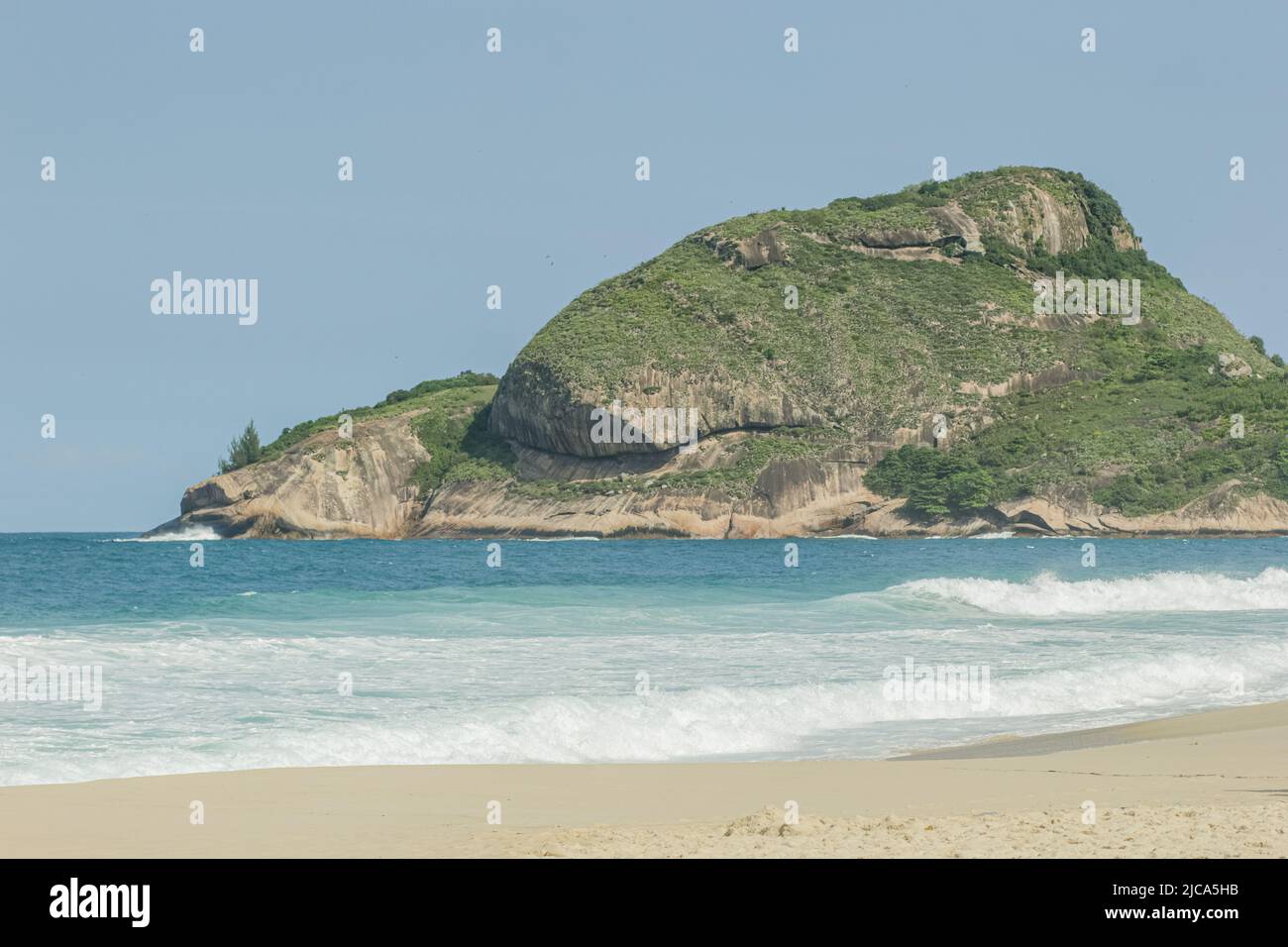 Blick auf die Strandrekreation Bandeirantes in Rio de Janeiro. Stockfoto