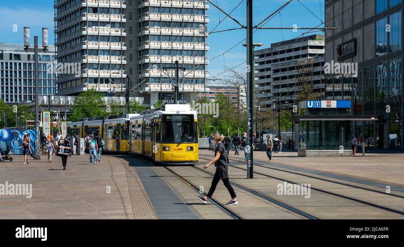 Straßenbahnen am Alexanderplatz in Berlin Stockfoto