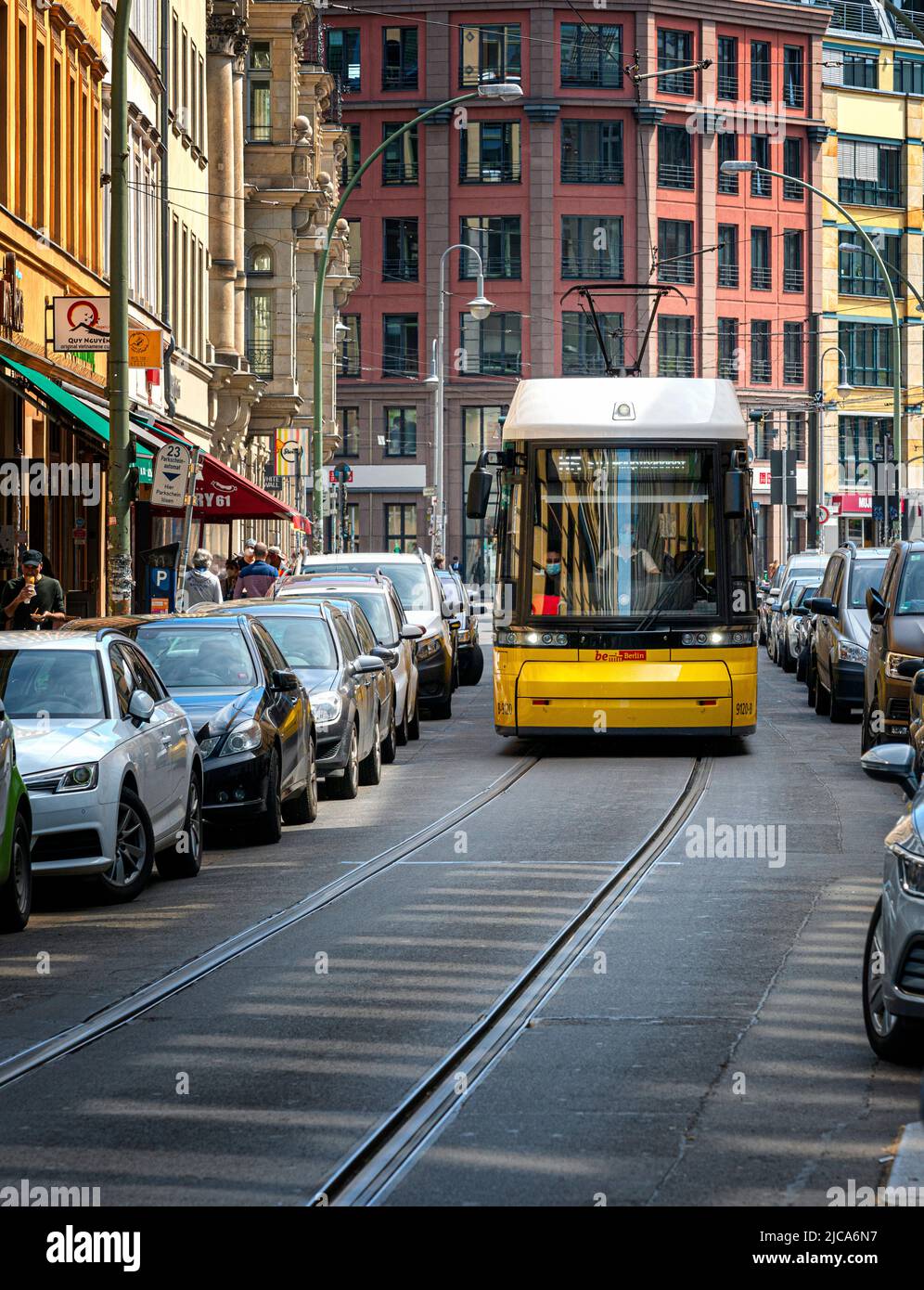 Strassenbahn im Berliner Strassenverkehr Stockfoto
