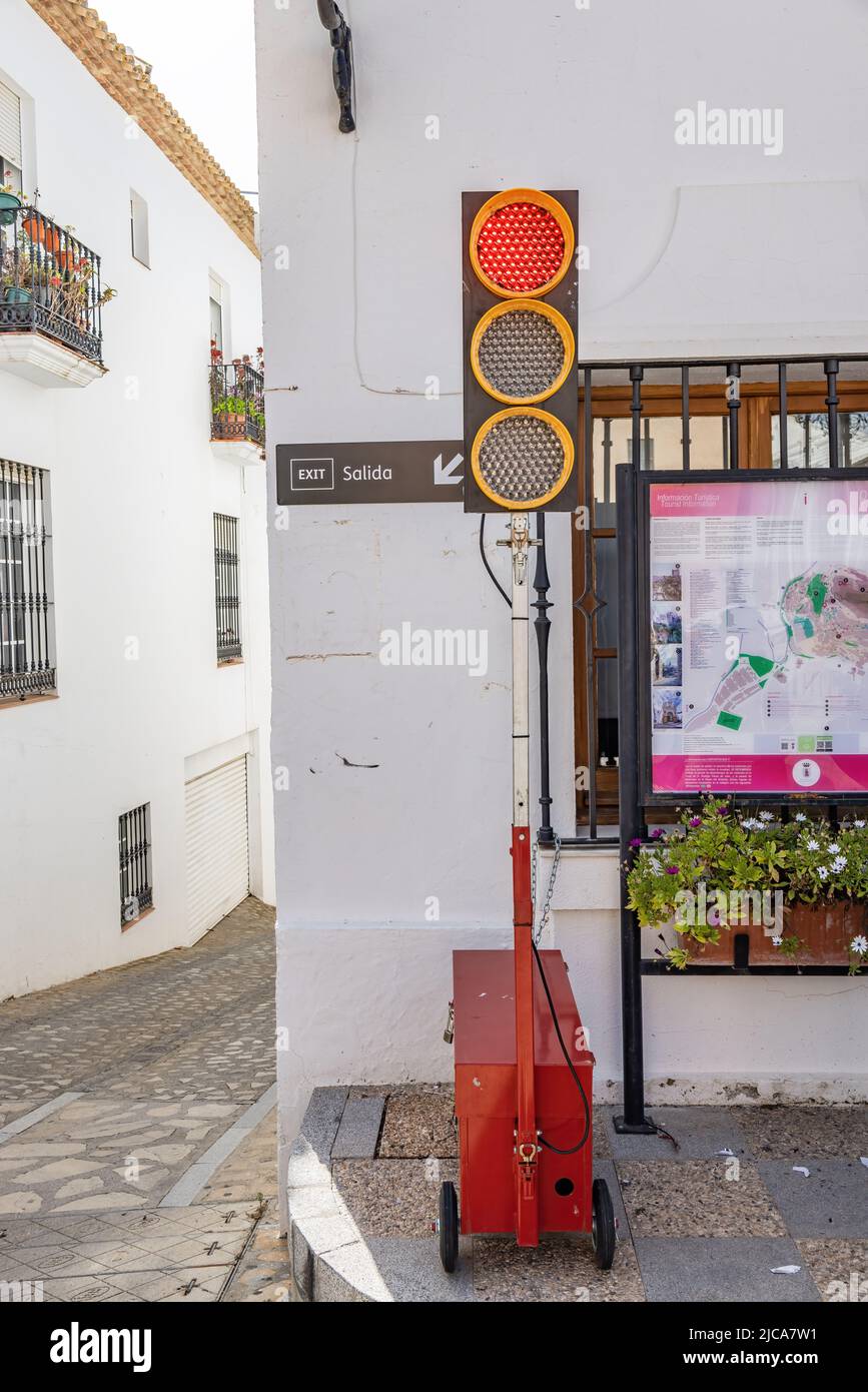 Zahara de la Sierra, Cádiz, Spanien - 1. Mai 2022: Tragbare Ampel in der malerischen Stadt Zahara de la Sierra, in der Route der weißen Dörfer Stockfoto