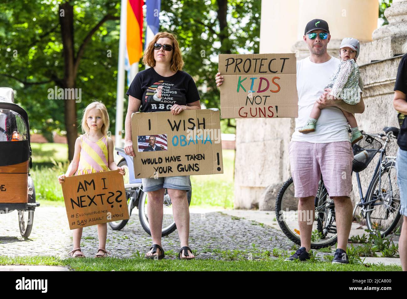 München, Bayern, Deutschland. 11.. Juni 2022. Vier Jahre nach den Demonstrationen des vergangenen Marsches für unser Leben für die Gesetzgebung zur Waffenkontrolle in den Vereinigten Staaten und nach den Massakern von Uvalde und Buffalo versammelten sich Mitglieder der Demokraten im Ausland in München, Deutschland reagierte auf den Aufruf, Maßnahmen zur Beendigung der „Waffengewalt-Epidemie“ zu fordern, da das Tempo der Massenerschießungen im Jahr 2022 auf dem richtigen Weg ist, das von 2021 zu erreichen oder zu übertreffen. März für unser Leben 2022 hat über 300 offizielle Demos mit der zentralen Botschaft für den Kongress: '''˜Du tötest uns mit Deiner Untätigkeit'. Im Juni 5. gab es 246 Massenerschießungen in t Stockfoto