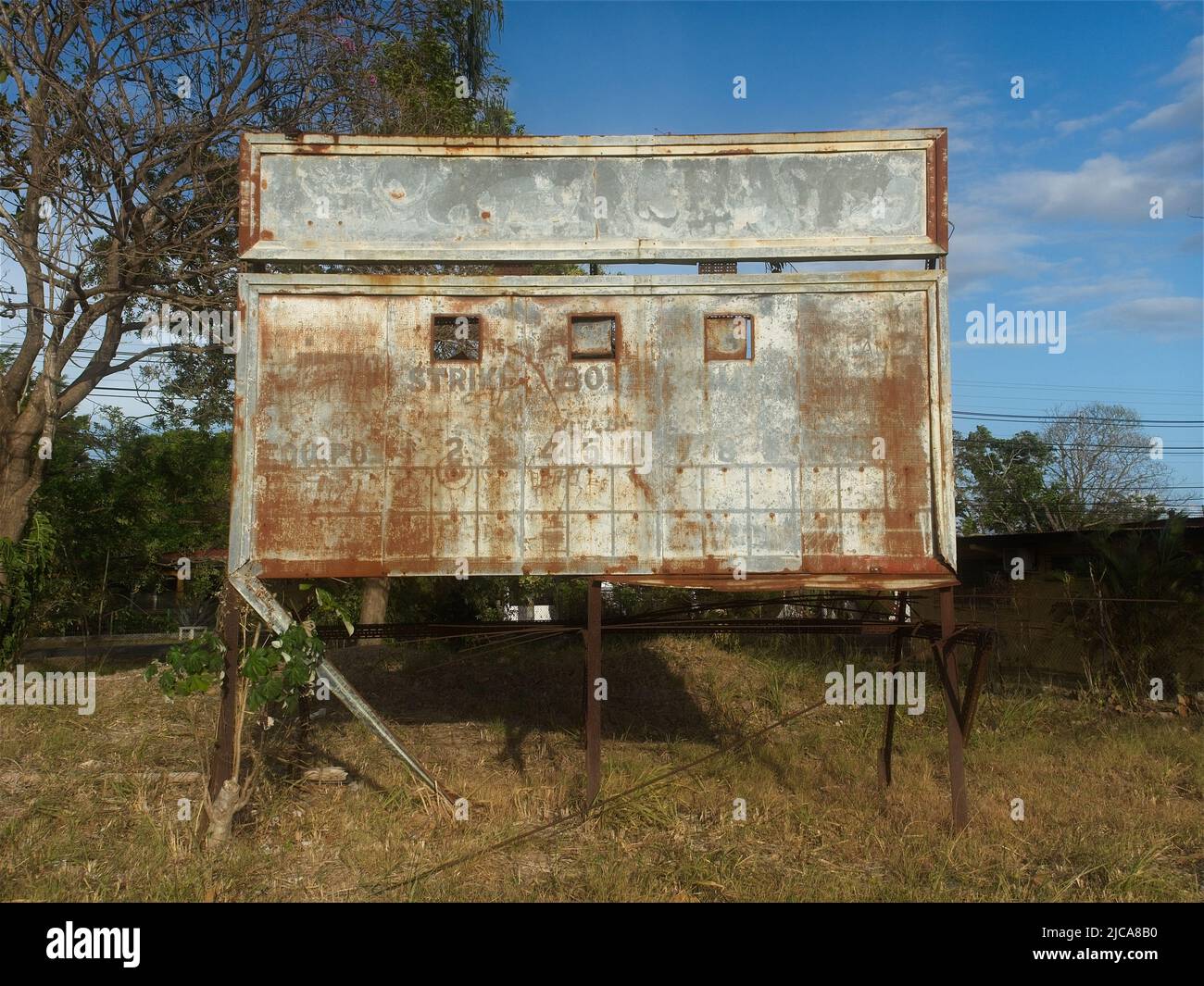 Alte Baseballanzeige im verlassenen Ballpark in Penonomé, Panama Stockfoto