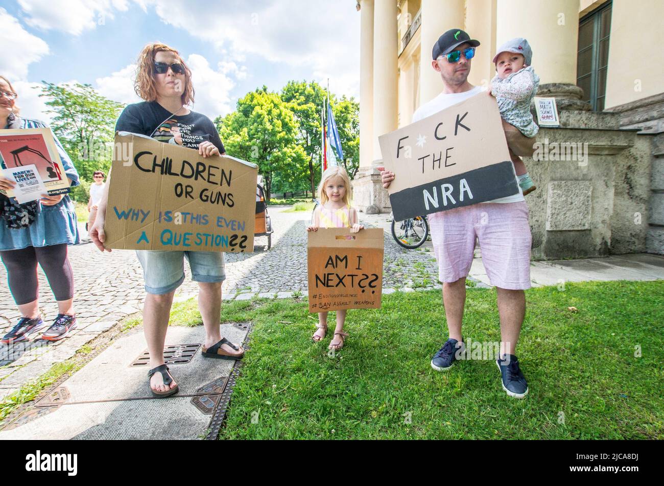 München, Bayern, Deutschland. 11.. Juni 2022. Vier Jahre nach den Demonstrationen des vergangenen Marsches für unser Leben für die Gesetzgebung zur Waffenkontrolle in den Vereinigten Staaten und nach den Massakern von Uvalde und Buffalo versammelten sich Mitglieder der Demokraten im Ausland in München, Deutschland reagierte auf den Aufruf, Maßnahmen zur Beendigung der „Waffengewalt-Epidemie“ zu fordern, da das Tempo der Massenerschießungen im Jahr 2022 auf dem richtigen Weg ist, das von 2021 zu erreichen oder zu übertreffen. März für unser Leben 2022 hat über 300 offizielle Demos mit der zentralen Botschaft für den Kongress: '''˜Du tötest uns mit Deiner Untätigkeit'. Im Juni 5. gab es 246 Massenerschießungen in t Stockfoto