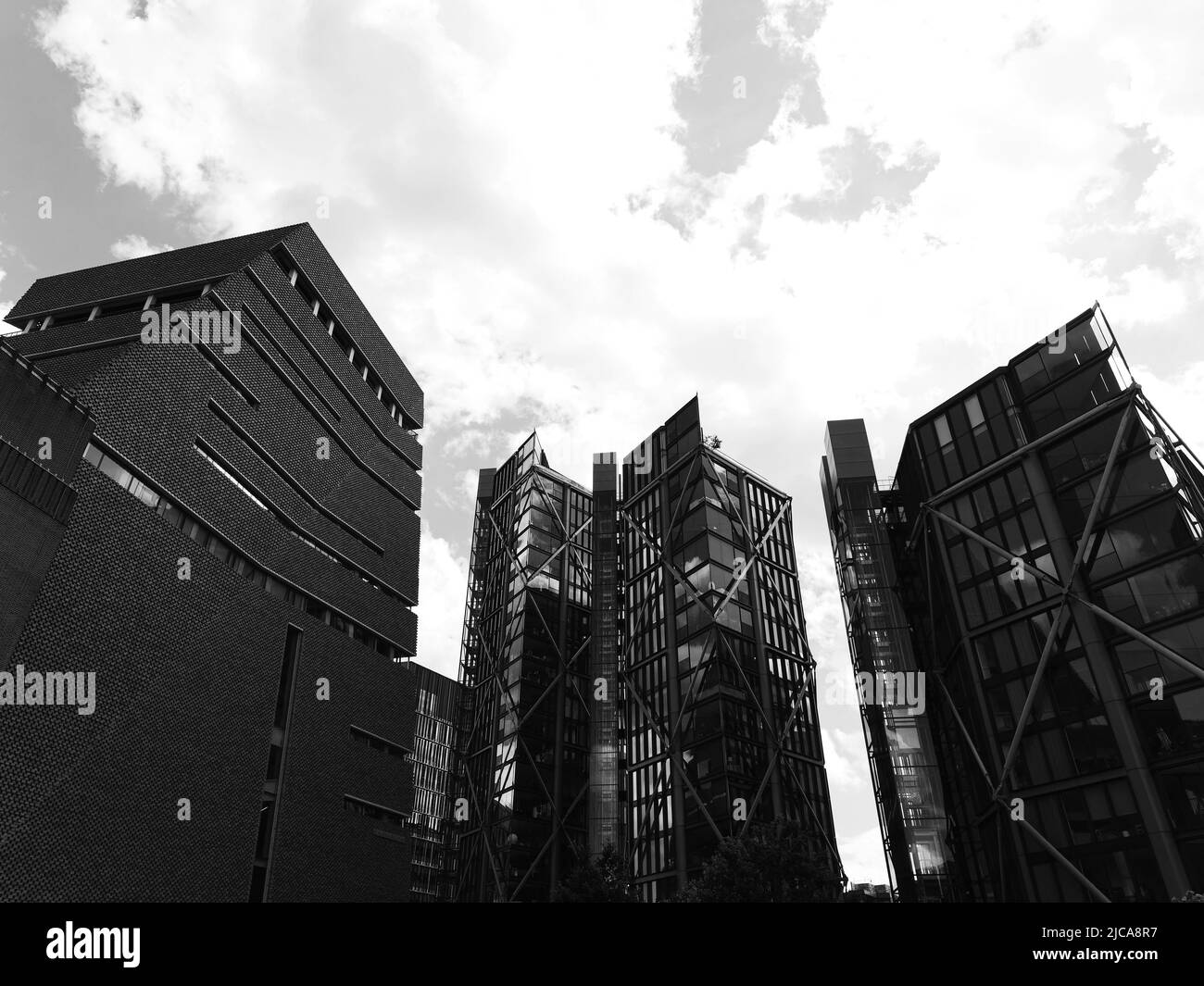 London, Großraum London, England, Juni 08 2022: Monochrom. Ein Teil der Tate Modern mit umgebender Architektur. Stockfoto