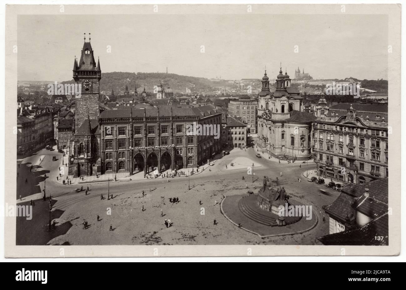 Altes Rathaus (Staroměstská radnice) und St. Nikolaus-Kirche (Kostel svatého Mikuláše) auf dem Altstädter Ring (Staroměstské náměstí) in Prag, Tschechoslowakei, von oben abgebildet, auf der tschechoslowakischen Vintage-Postkarte, die um 1940 ausgegeben wurde. Im Zentrum ist der neugotische Flügel des Alten Rathauses zu sehen, der in den letzten Tagen des Zweiten Weltkriegs zerstört wurde. Rechts im Vordergrund ist das Denkmal des tschechischen Bildhauers Ladislav Šaloun (1915) von Jan Hus zu sehen. Mit freundlicher Genehmigung der Azoor Postkartensammlung. Stockfoto