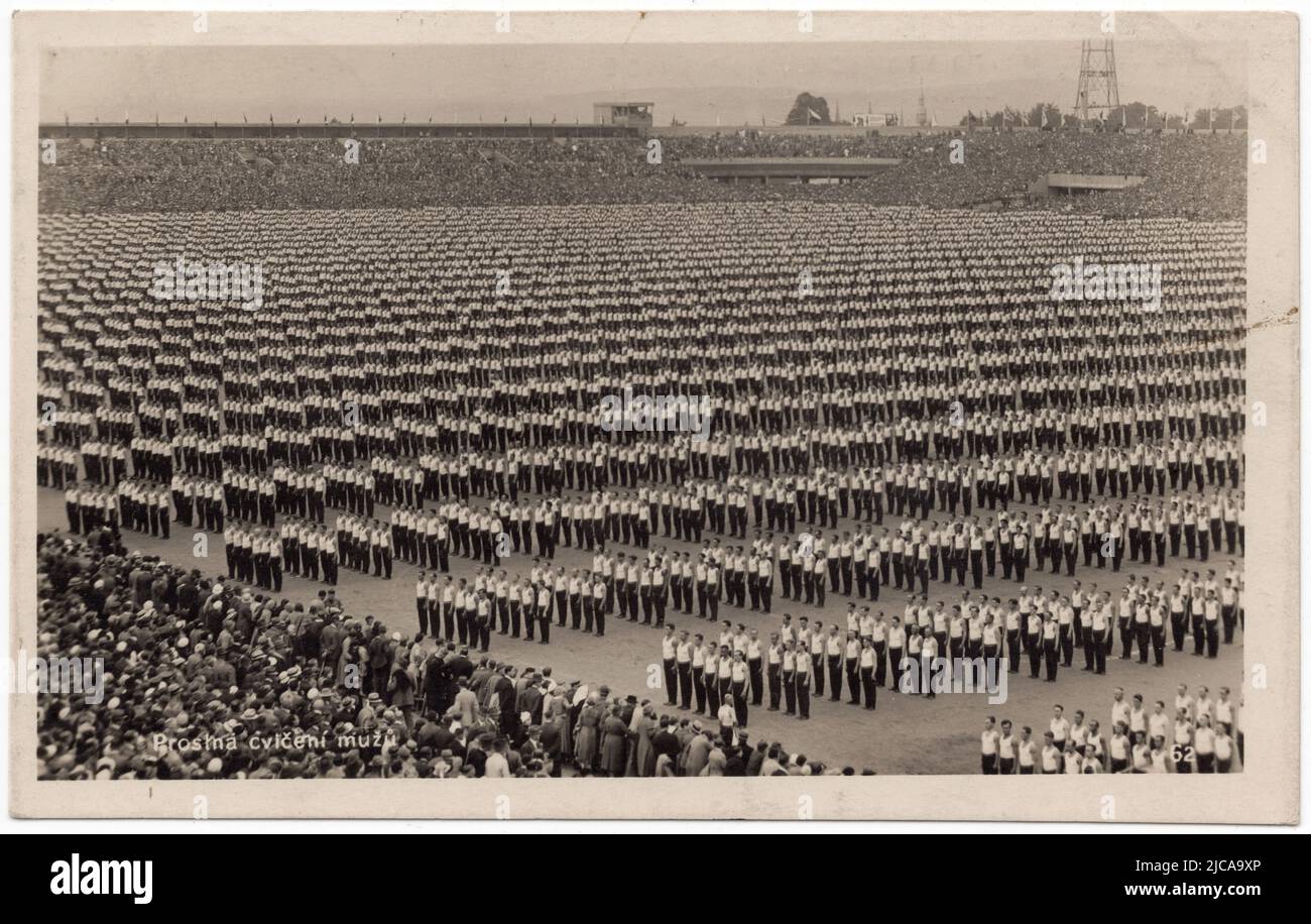 Sokol-Athleten treten während des Sokol-Massenturnfestival 9. (IX. všesokolský slet) im Juli 1932 im Strahov-Stadion (Velký strahovský Stadion) in Prag, Tschechoslowakei, auf. Schwarz-Weiß-Vintage-Fotografie eines unbekannten Fotografen, veröffentlicht auf der tschechoslowakischen Vintage-Postkarte, die anlässlich des Sokol-Massenturnfestivals 9. ausgestellt wurde. Mit freundlicher Genehmigung der Azoor Postkartensammlung. Stockfoto