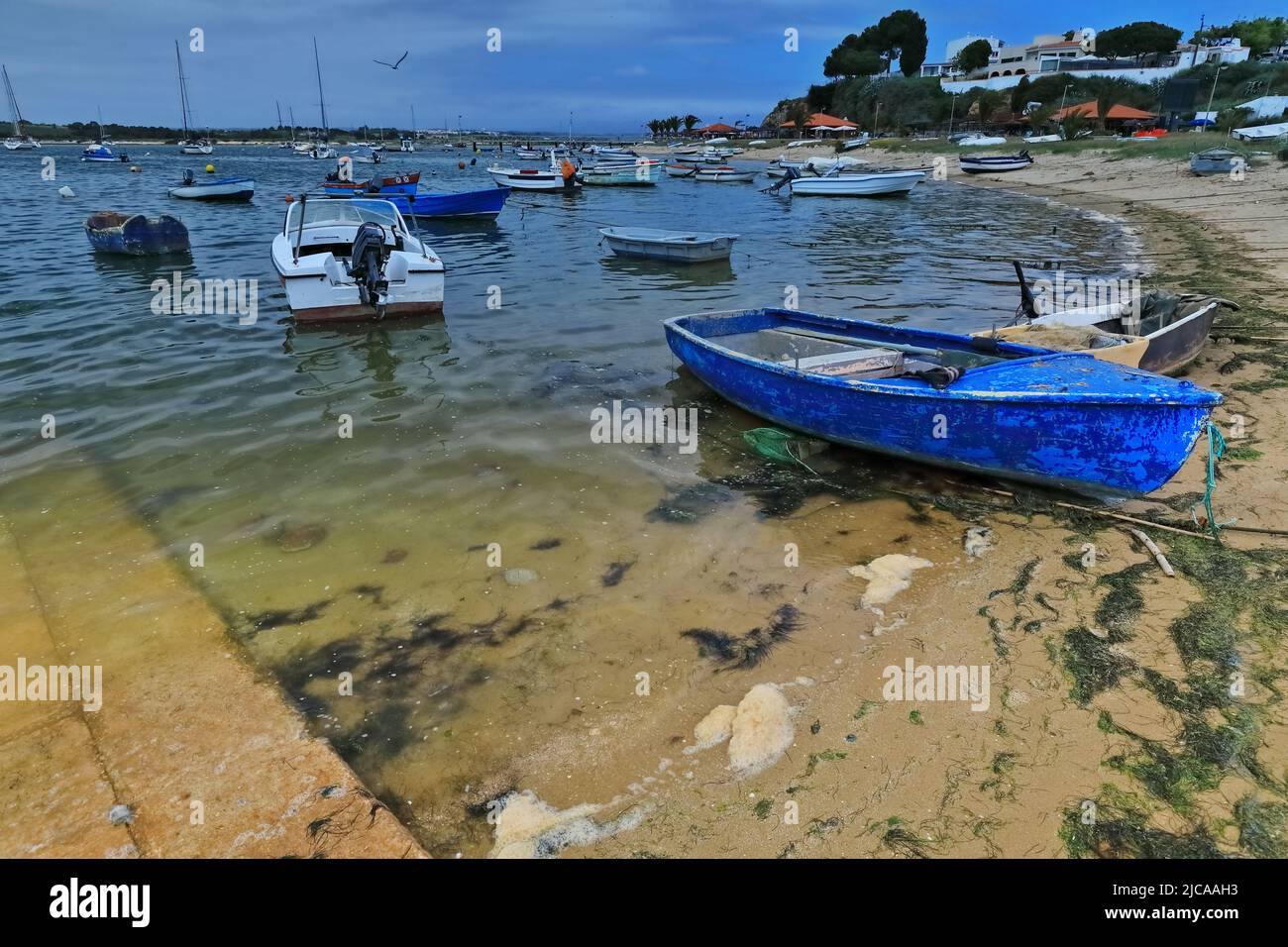 Festsitzende, verankerte Boote in der Mündung der Ria do Alvor. Portimao-Portugal-319 Stockfoto