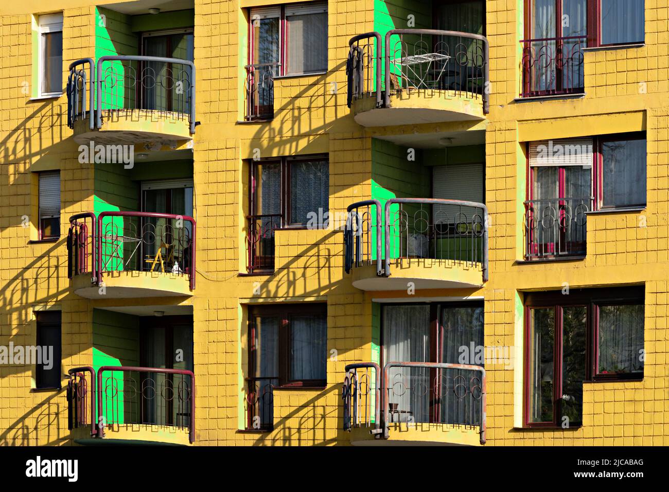 Farbenfrohes, gelb und grün gestrichenes Apartmentgebäude in Sarajevo, Bosnien und Herzegowina Stockfoto