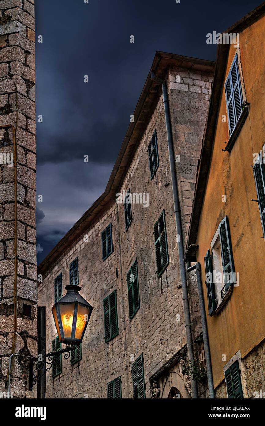 Alte Häuser und Straßenbeleuchtung in der Altstadt von Kotor, Montenegro Stockfoto