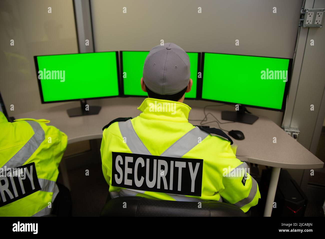 Sicherheitsteam überwacht Überwachungsmonitore. Stockfoto