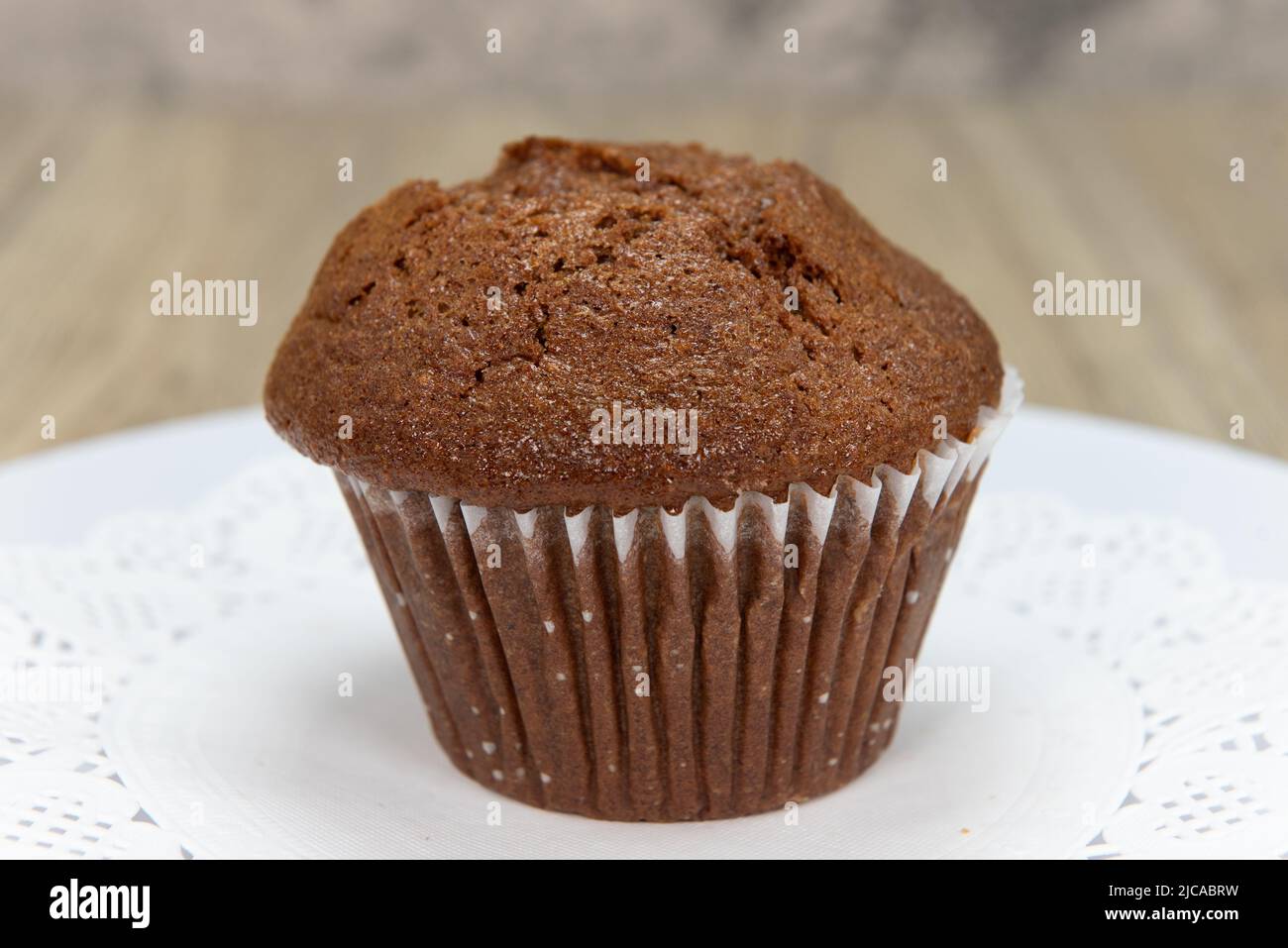 Verführerisch frisch aus dem Ofen Bran Muffin aus der Bäckerei auf einem Teller serviert. Stockfoto