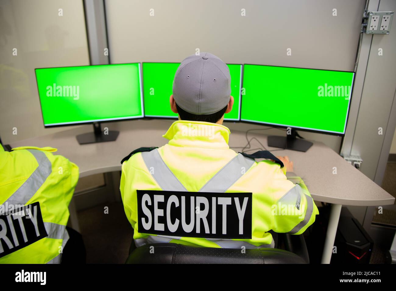 Sicherheitsteam überwacht Überwachungsmonitore. Stockfoto