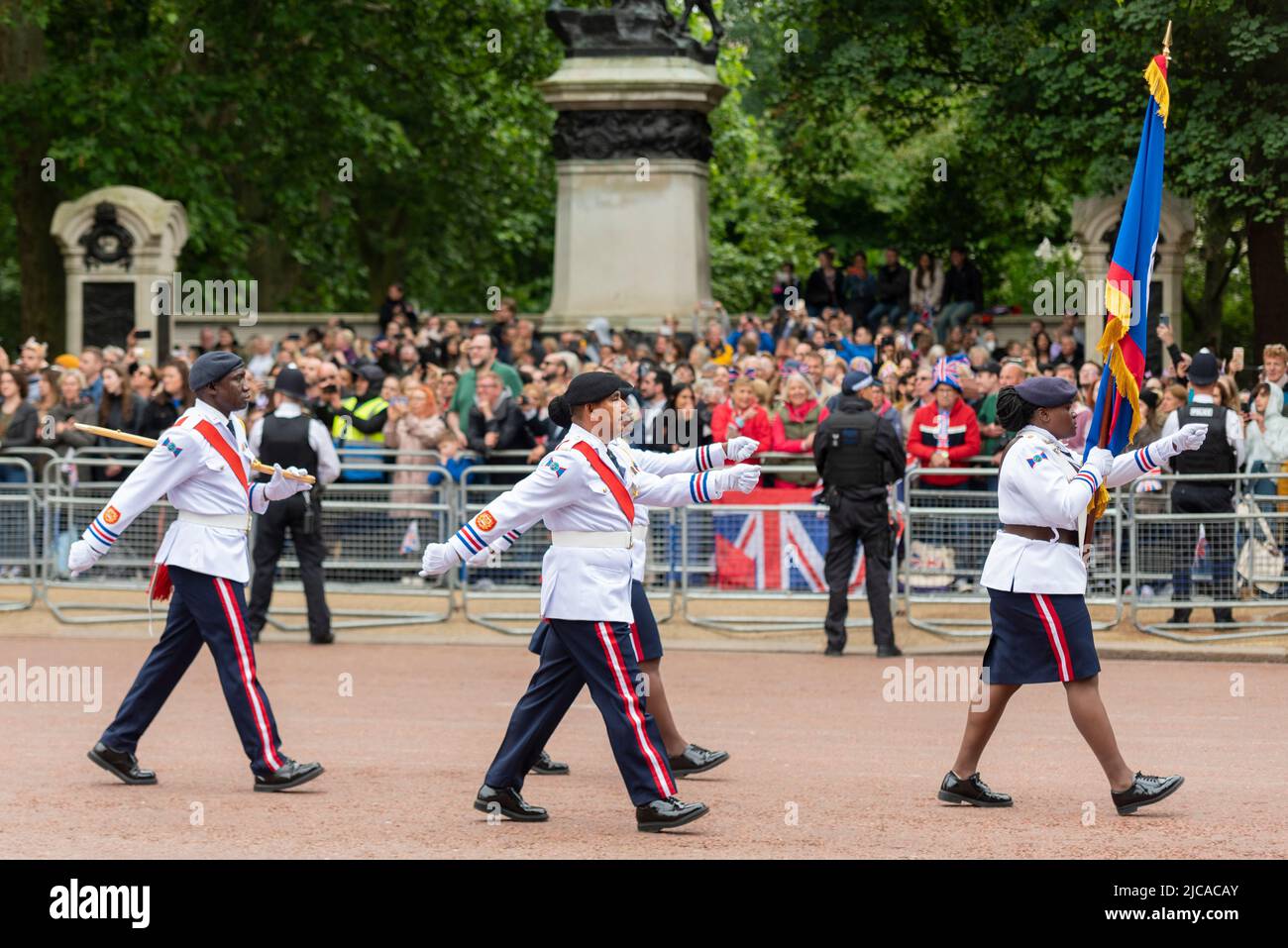 Belize-Gruppe marschiert in der Commonwealth-Sektion des for Queen and Country Act von Platinum Jubilee Pageant, The Mall, London Stockfoto