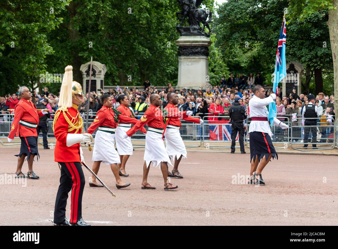 Fidschi-Gruppe marschiert in der Commonwealth-Sektion des for Queen and Country Act von Platinum Jubilee Pageant, The Mall, London Stockfoto