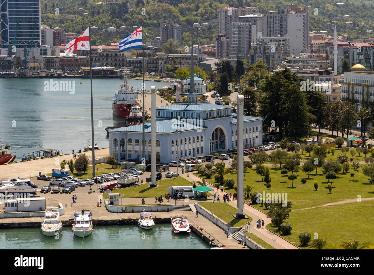 Batumi, Georgia-May 15 2022: Allgemeine Ansicht des Stadtzentrums von Batumi und der Küste an einem sonnigen Sommertag.Touristenziel. Batumi Riesenrad, leicht Stockfoto