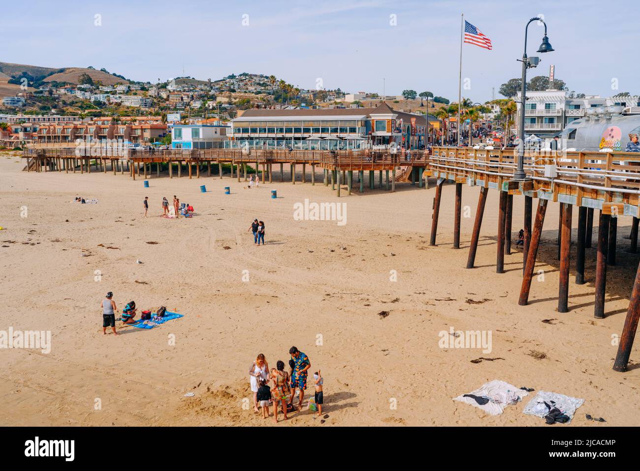 Pismo Beach, Kalifornien, USA - 3. Juni 2022. Hölzerne Promenade entlang der Küste, breiter Sandstrand und plaza in der Innenstadt von Pismo Beach City, Kalifornien Stockfoto