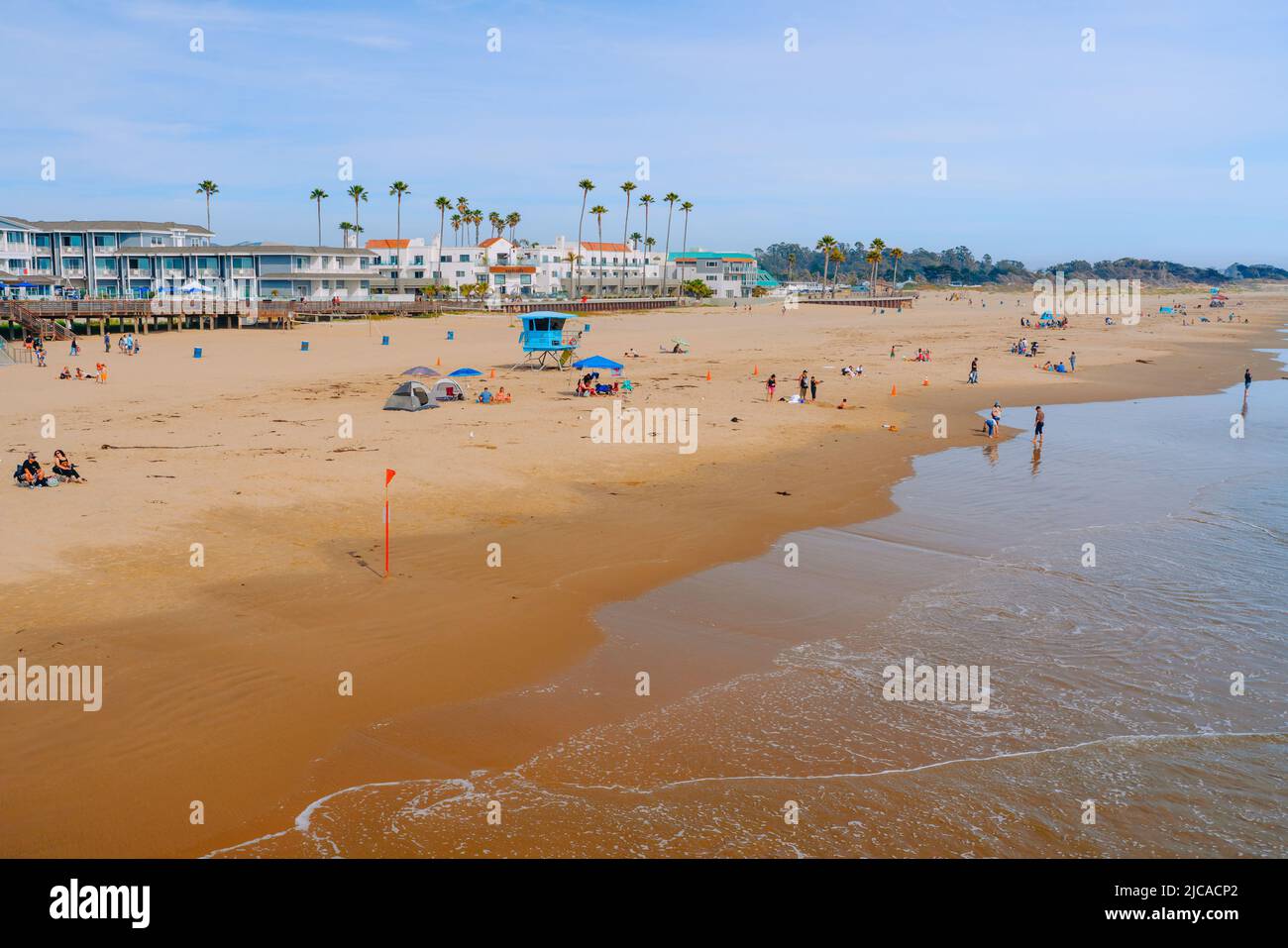 Pismo Beach, Kalifornien, USA - 3. Juni 2022. Breiter Sandstrand, Hotels, Menschen. Pismo Beach ist eine charmante Strandstadt in Zentral-Kalifornien Stockfoto