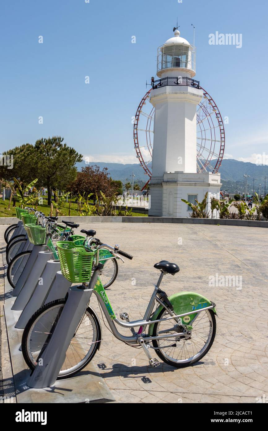 Batumi, Georgia-May 15 2022: Allgemeine Ansicht des Stadtzentrums von Batumi und der Küste an einem sonnigen Sommertag.Touristenziel. Batumi Riesenrad, leicht Stockfoto