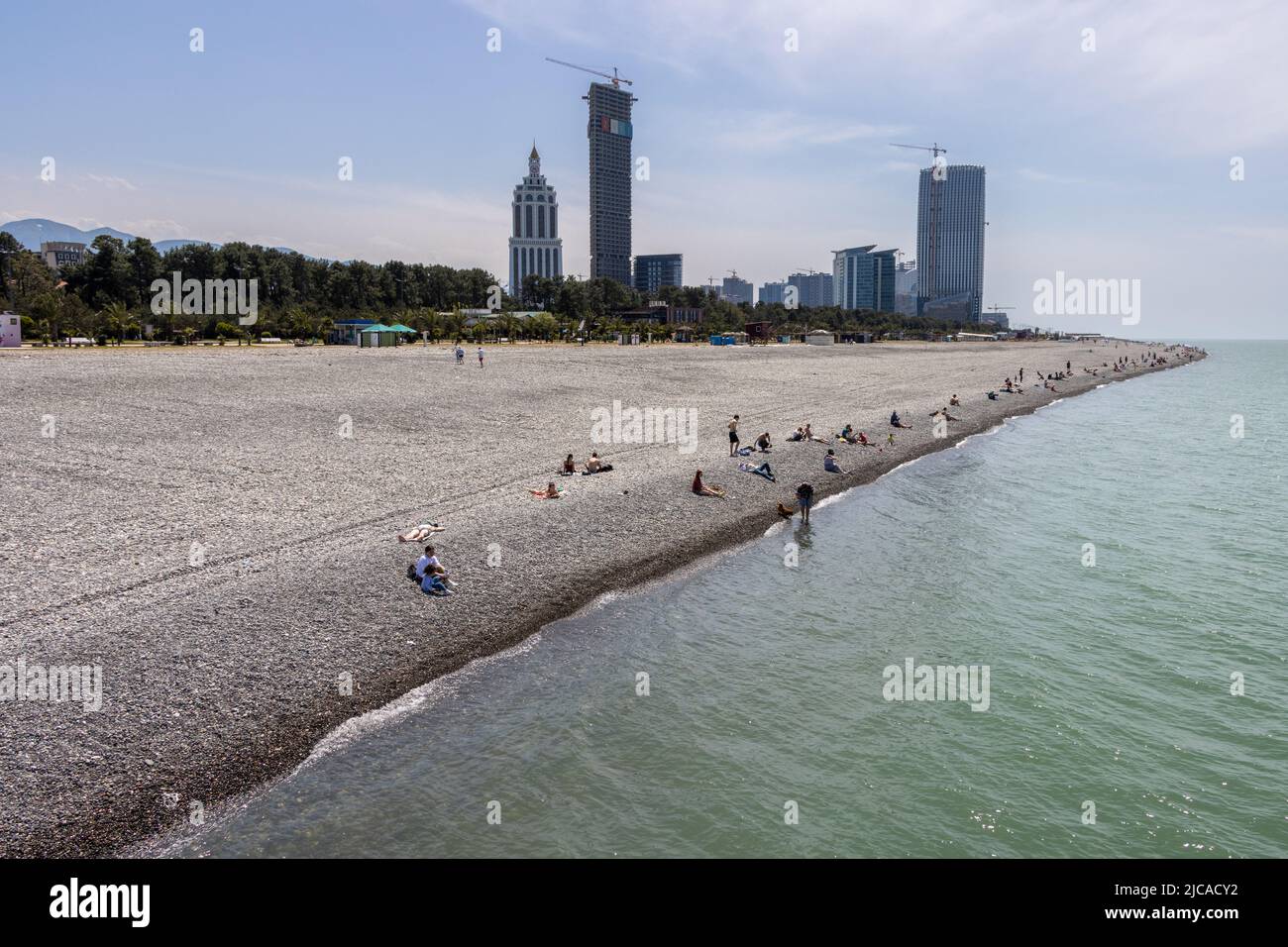 Batumi, Georgia - 15 2022. Mai: Sonnenbaden am Strand von batumi an einem sonnigen Sommertag Stockfoto