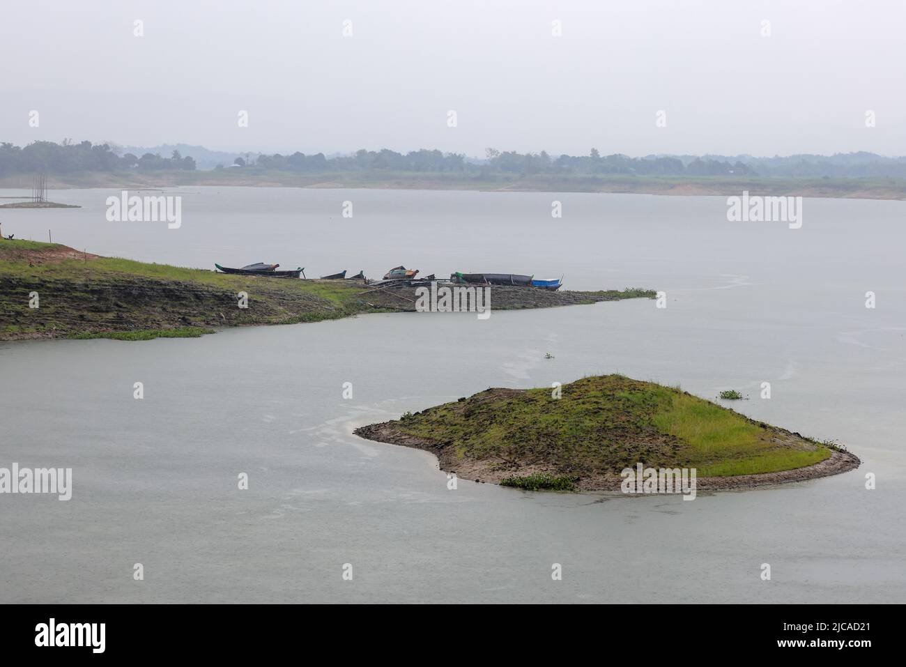 Foto des Kaptai Sees an einem regnerischen Tag. Dieses Foto wurde aus Chittagong, Bangladesch, aufgenommen Stockfoto