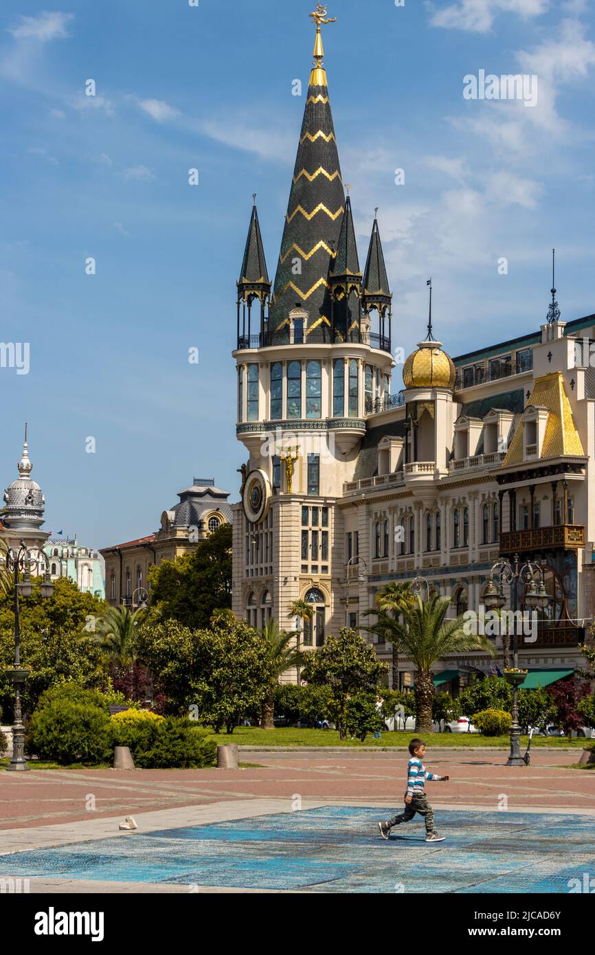 Batumi, Georgien - 15 2022. Mai: Europaplatz. Astronomische Uhr im Stadtzentrum von Batumi Stockfoto