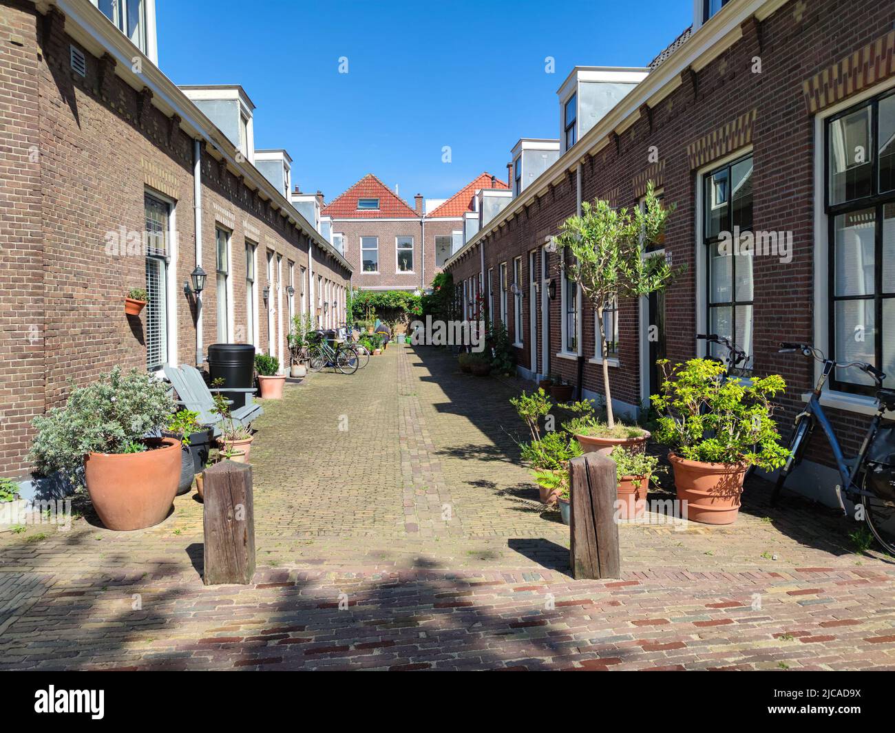 Malerische Aussicht auf eine alte Straße im Fischerdorf Scheveningen, in der Nähe von Den Haag, Niederlande Stockfoto