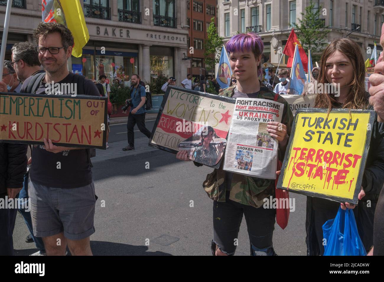 London, Großbritannien. 11. Juni 2022. Aktivisten mit Plakaten von Fight Racism kämpfen gegen den Imperialismus auf dem marsch durch London gegen die neue und tödliche Invasion der Türkei in kurdischen Gebieten im Irak und in Syrien, der im April begann und ein Ende des britischen Waffenverkaufs forderte. Die Türkei hat mehrere Militärstützpunkte im Irak errichtet und große Gebiete in Syrien mit Hilfe ehemaliger IS-Kämpfer besetzt, Luftangriffe und verbotenen chemischen Waffen eingesetzt. Die Türkei und der Westen wollen die kurdische Vision eines dezentralisierten, demokratischen und egalitären Nahen Ostens zerstören. Peter Marshall / Alamy Live News Stockfoto