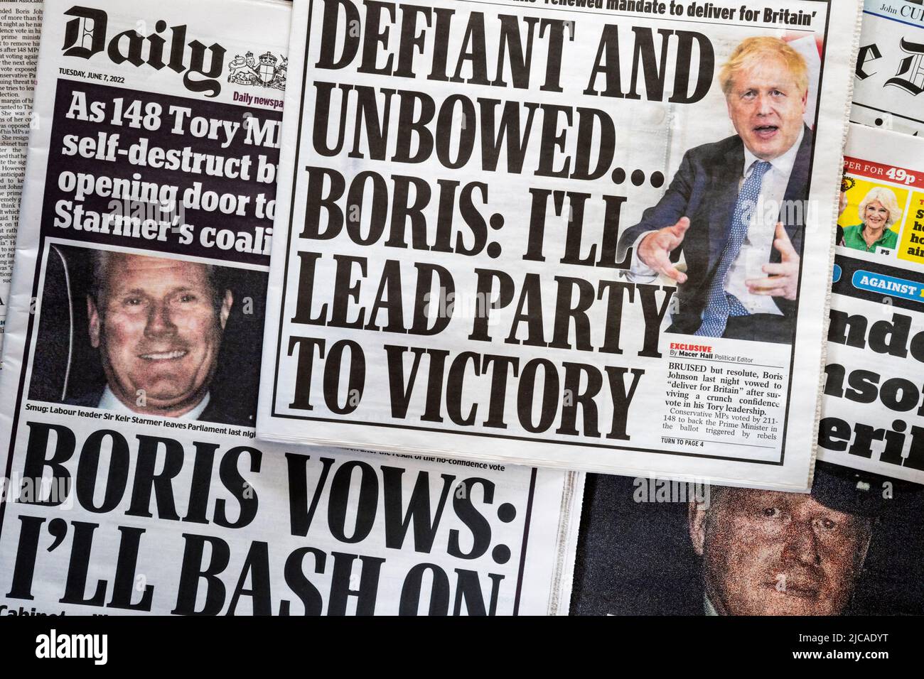 7. Juni 2022. Eine Auswahl von Schlagzeilen der rechten Zeitung, nachdem Boris Johnson ein Misstrauensvotum überlebt hat. Stockfoto