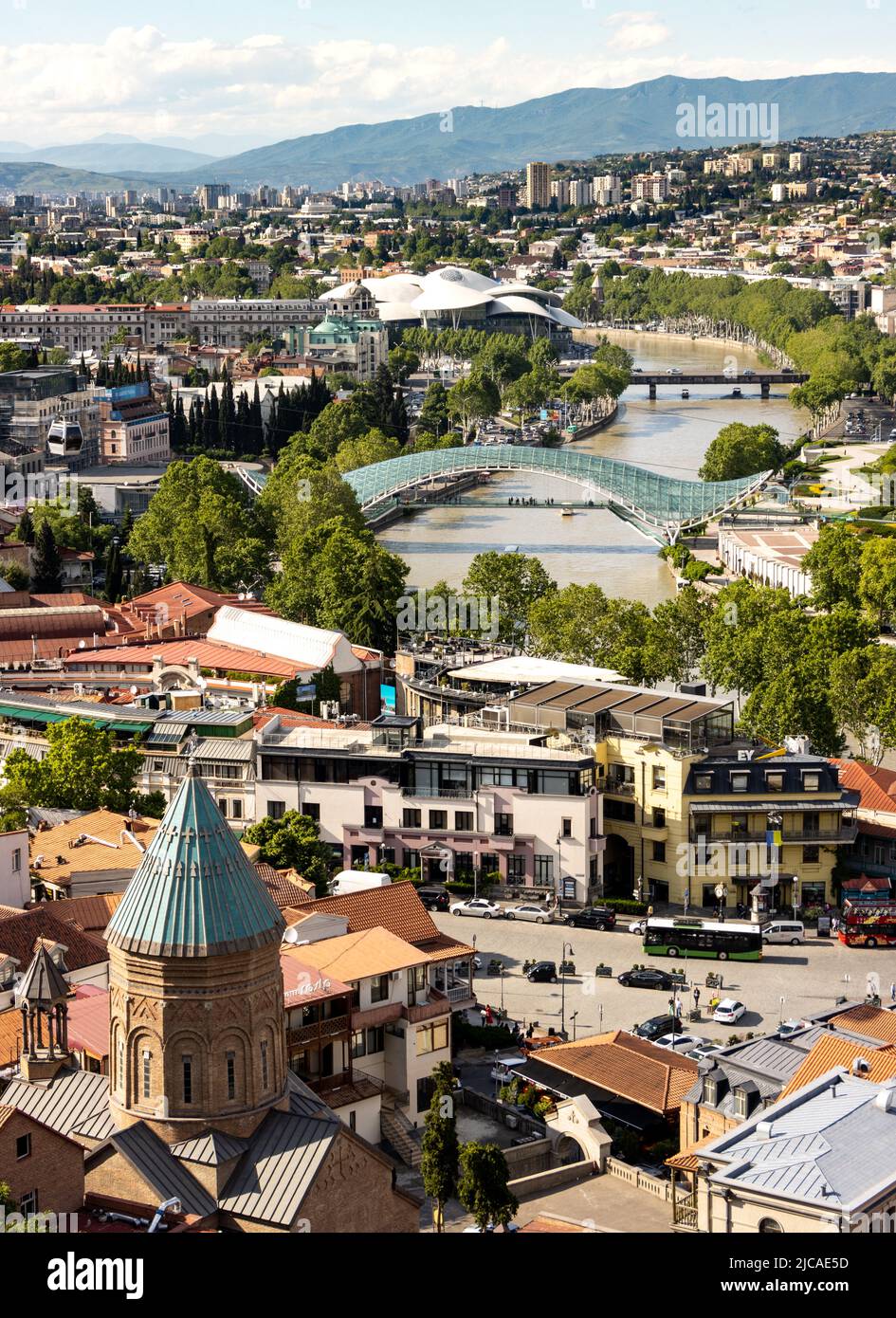 Gesamtansicht des Stadtzentrums von Tiflis und des Flusses Kura. Georgien Stockfoto
