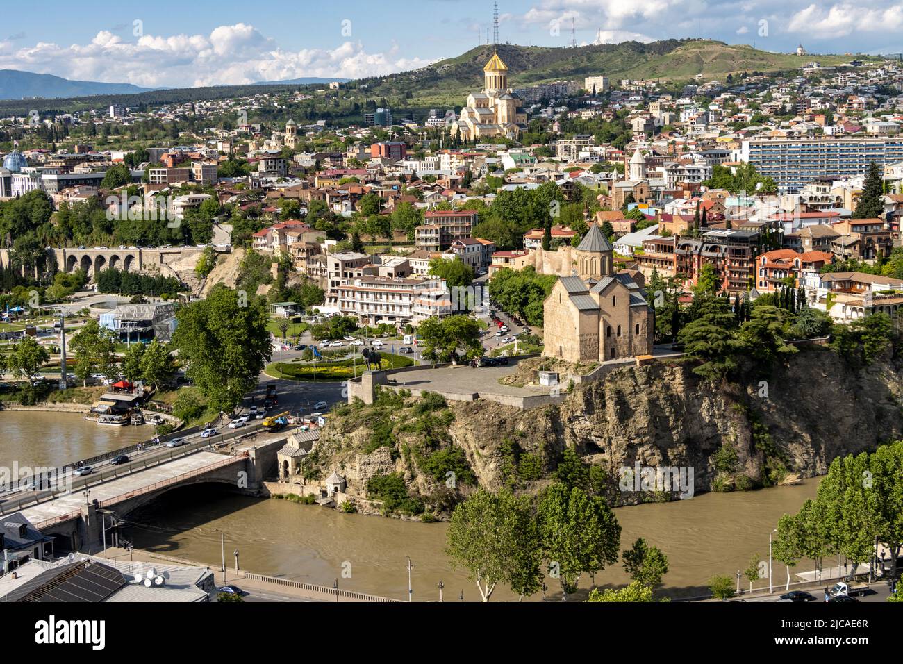 Gesamtansicht des Stadtzentrums von Tiflis und des Flusses Kura. Georgien Stockfoto