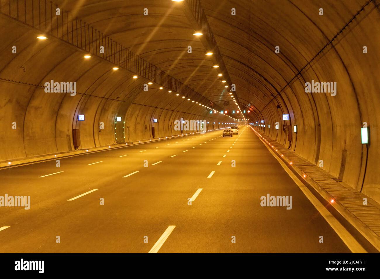Autobahnfahrzeug-Tunnel innen. Mehrspuriger Straßentunnel Stockfoto
