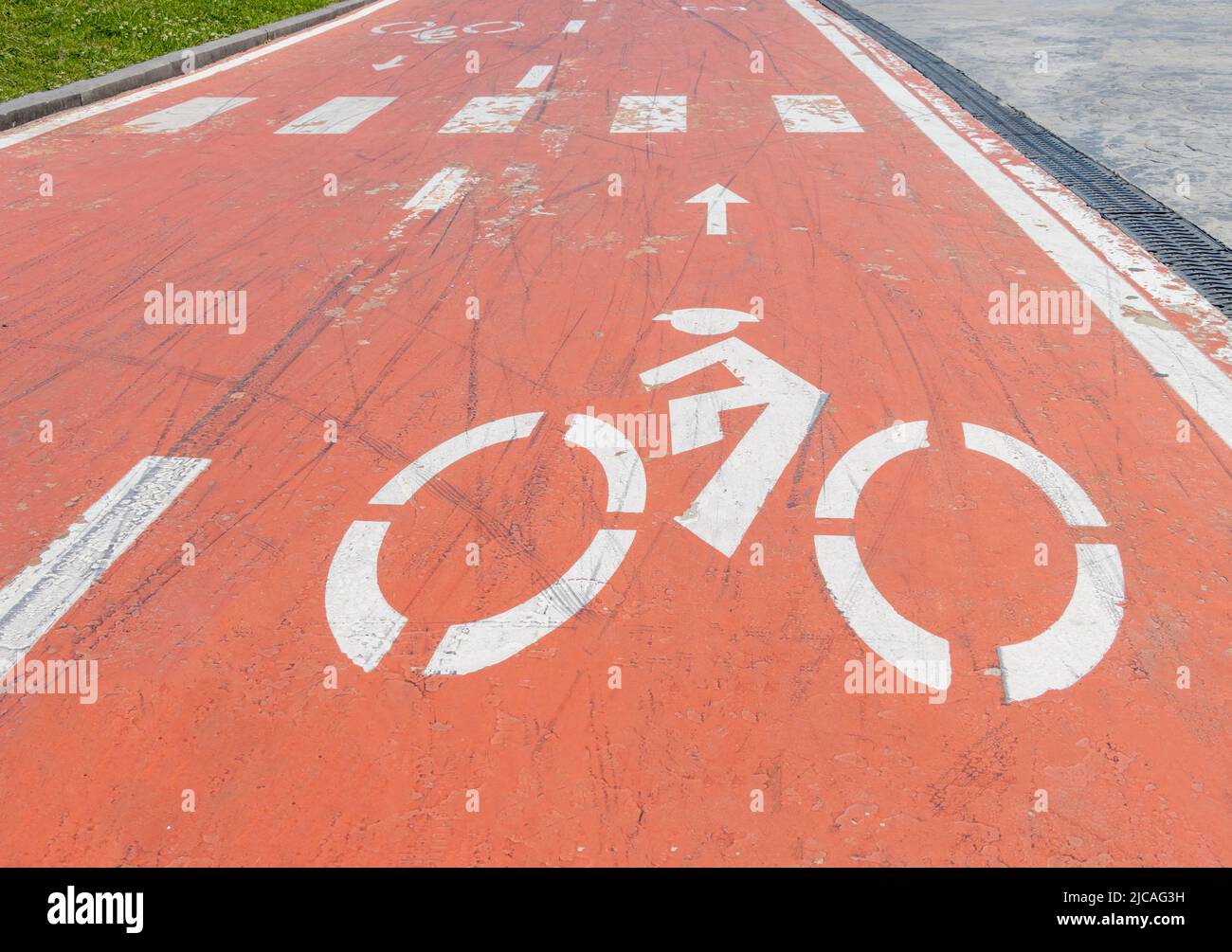 Rot Farbe Radweg mit Fahrrad-Schild. Stadtverkehr und Menschen Konzept Stockfoto