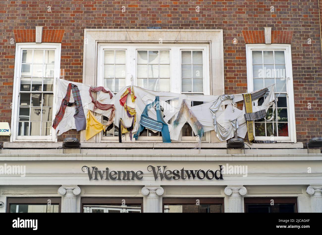 Assange-Schild aus alten Laken, die über einem Vivienne Westwood Shop hängen. London Stockfoto