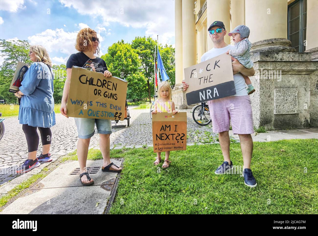 München, Deutschland. 11.. Juni 2022. Familie mit kleinen Kindern halten Schild 'F die NRA. Vier Jahre nach den Demonstrationen des vergangenen Marsches für unser Leben für die Gesetzgebung zur Waffenkontrolle in den Vereinigten Staaten und nach den Massakern von Uvalde und Buffalo versammelten sich Mitglieder der Demokraten im Ausland in München, Deutschland reagierte auf den Aufruf, Maßnahmen zur Beendigung der „Waffengewalt-Epidemie“ als dem Tempo der Massenerschießungen im Jahr 2022 zu fordern. (Bild: © Sachelle Babbar/ZUMA Press Wire) Stockfoto