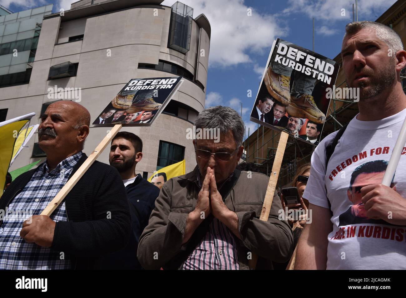 London, England, Großbritannien. 11.. Juni 2022. Demonstranten werden bei der Demonstration mit Plakaten gesehen. Kurden und ihre Anhänger marschierten vom Londoner Hauptquartier der BBC in die Downing Street, um sich der neuen Offensive der Türkei gegen kurdische Rebellen im Irak und in Syrien zu widersetzen. (Bild: © Thomas Krych/ZUMA Press Wire) Stockfoto