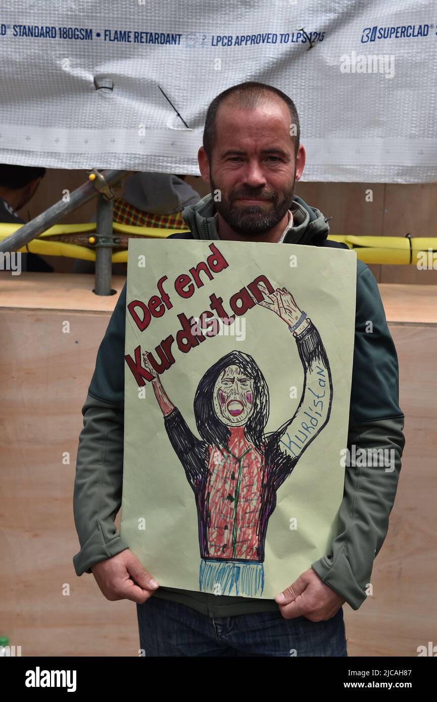 London, England, Großbritannien. 11.. Juni 2022. Der Protestierende hält ein Plakat bei der Kundgebung. Kurden und ihre Anhänger marschierten vom Londoner Hauptquartier der BBC in die Downing Street, um sich der neuen Offensive der Türkei gegen kurdische Rebellen im Irak und in Syrien zu widersetzen. (Bild: © Thomas Krych/ZUMA Press Wire) Stockfoto