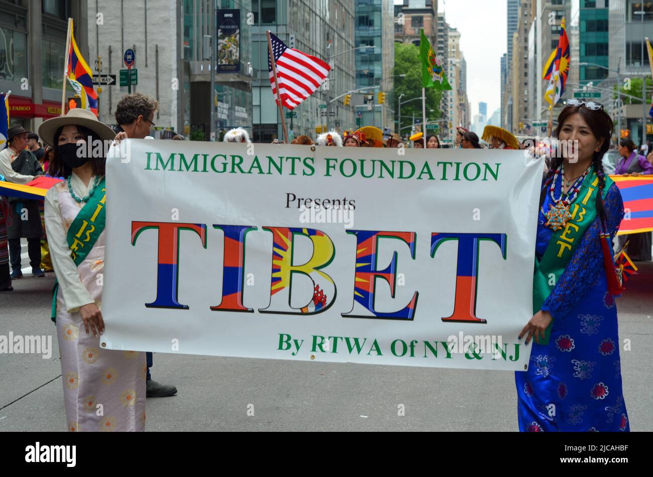 Tibeter-Frauen werden während der jährlichen NYC Immigrants Parade 37. auf der Fifth Avenue in New York City mit einem Transparent gesehen, um das Erbe der Immigranten zu feiern Stockfoto