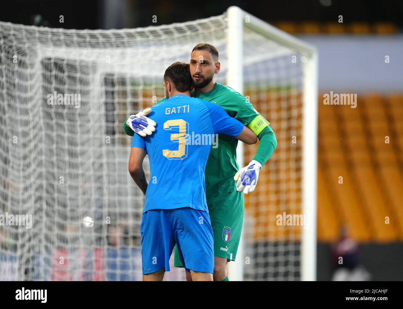 Der Italiener Federico Gatti umarmt seinen Teamkollegen Gianluigi Donnarumma während des Spiels der UEFA Nations League im Molineux Stadium in Wolverhampton. Bilddatum: Samstag, 11. Juni 2022. Stockfoto