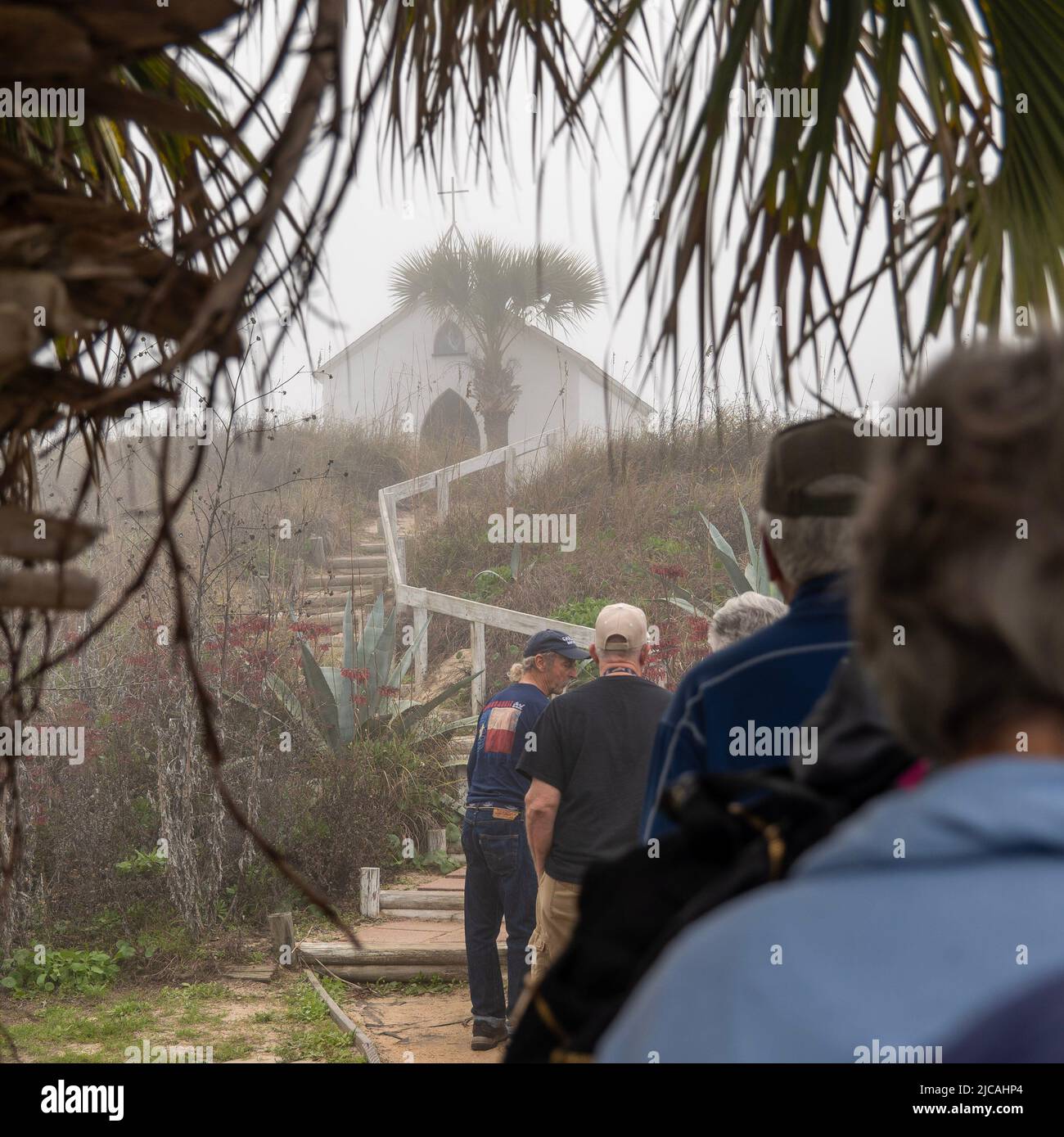 PORT ARANAS, TX - 21. FEBRUAR 2020: Besichtigung der Kapelle auf den Dünen, einem kleinen Gebäude auf der Spitze einer Düne mit Blick auf den Golf von Mexiko, an einem nebligen Tag. Stockfoto