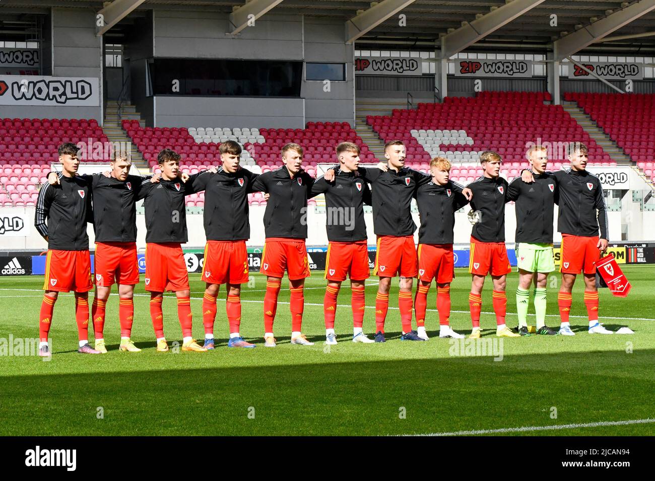 Llanelli, Wales. 11. Juni 2022. Das Team der Wales Under 21 singt die Welsh National Anthem vor dem UEFA-Spiel der UU-21-Meisterschaft der Qualifier Group E zwischen Wales U21 2022 und den Niederlanden U21 am 11. Juni im Parc y Scarlets in Llanelli, Wales, Großbritannien. Quelle: Duncan Thomas/Majestic Media. Stockfoto