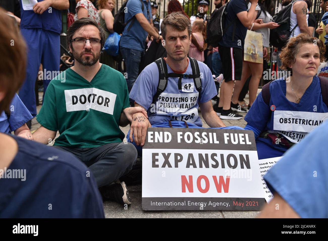 Ärzte, Krankenschwestern und andere Gesundheitsfachkräfte des Extinction Rebellion versammelten sich in Westminster zu einem Protest, um ein Ende der Investitionen in fossile Brennstoffe zu fordern. Stockfoto