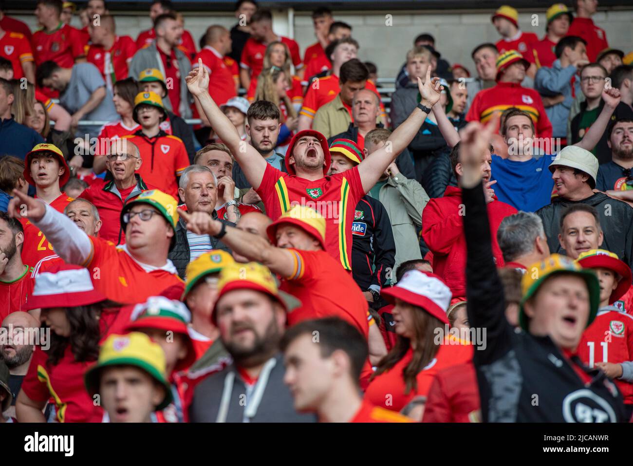 CARDIFF, GROSSBRITANNIEN. 11.. Juni 2022. Wales-Fans während der UEFA Nations League-Spiele zwischen Wales und Belgien im Cardiff City Stadium. (Bild: Andrew Dowling/Alamy Live News Stockfoto